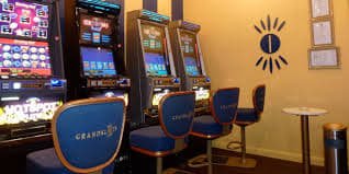 bee999 Casino Myanmar ကစားသူများ MMK ငွေသွင်းကာ Slots ကစားနေသောမြင်ကွင်း